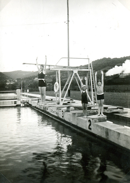 Kinder am Schwimmbecken des Marburger Sommerbads, um 1930