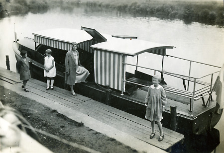 Frau und Kinder bei einem Ausflugsboot auf der Lahn bei Wehrda, um 1930