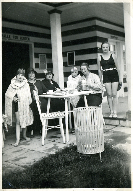 Frauen und Kinder im Marburger Sommerbad, um 1930