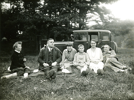Familie aus Marburg beim Ausflug mit dem Auto, um 1930