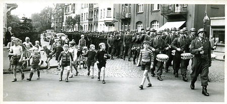 Bundeswehreinheit beim Marsch durch das Marburger Südviertel, 1956