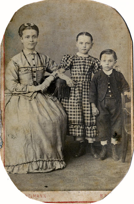 Mutter mit Kindern, vermutlich Frankfurt, um 1872