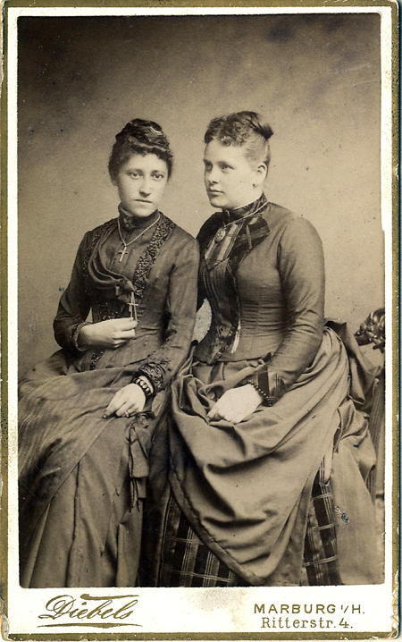Zwei junge Frauen in Marburg, um 1885