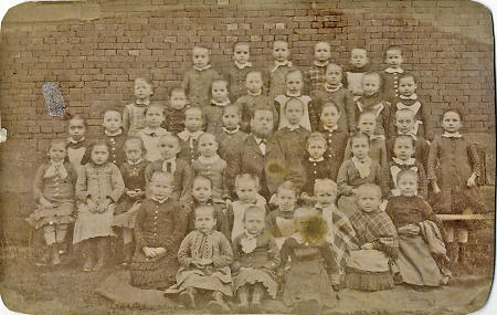 Schulklasse mit Lehrer in Marburg, um 1885/87
