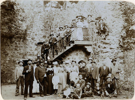 Ausflug einer Gesellschaft zur Burgruine Frauenberg, um 1905