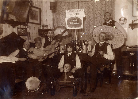 Ausgelassenes Fest Marburgrer Studenten, um 1910-1912