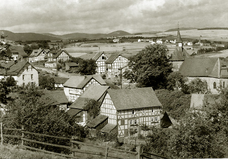 Der Ortskern von Rengershausen mit der Kirche, 1965