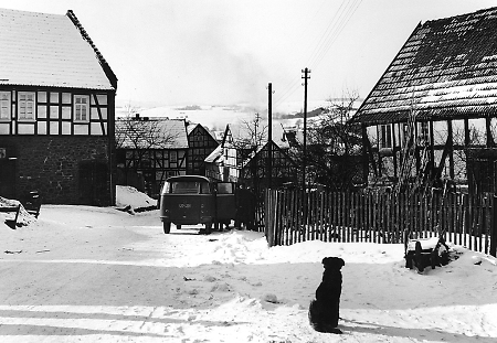 Winter mit viel Schnee in Rengershausen, Braunshäuser Straße, 1955