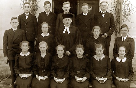 Der Pfarrer mit den Konfirmanden und Konfirmandinnen in Rengershausen, 1939