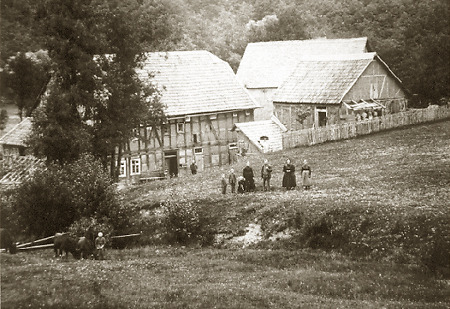 Die unterste Mühle, auch „Rote Mühle“ genannt, in Rengershausen, um 1912