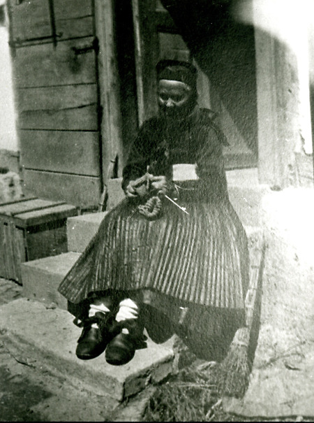 Strickende Frau aus Bottenhorn in Dellmutschentracht, um 1890