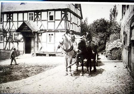 Pferdefuhrwerk vor dem Hof Kaletsch in Niederwalgern, um 1914