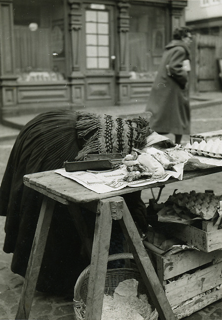Marktfrau in Tracht, um 1950