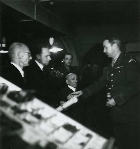 Verleihung der Zeitungslizenz an den Marburger Verleger Hermann Bauer, 15. September 1945