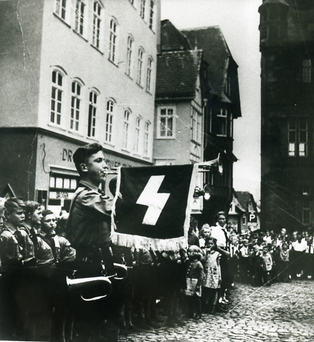 Hitler-Junge mit Fanfare auf dem Marktplatz in Marburg, um 1933