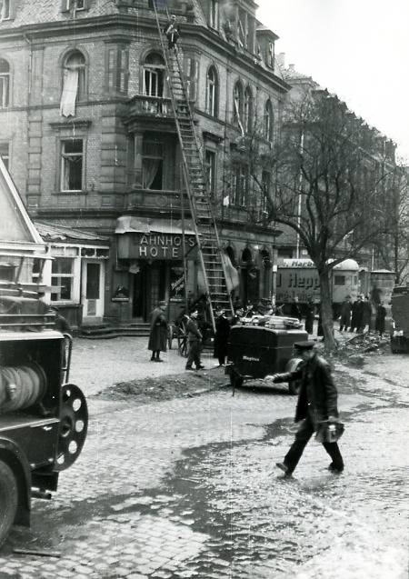Die Feuerwehr bei Lösch- und Aufräumarbeiten in der Bahnhofstraße, undatiert