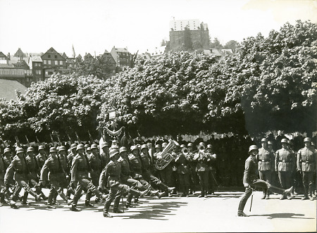 Wehrmacht paradiert in Marburg; 1930er Jahre, undatiert