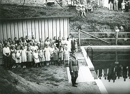 Der Marburger Landrat bei der Eröffnung des Schwimmbades in Winnen, undatiert