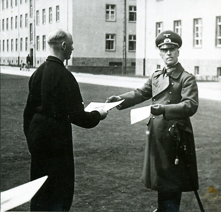 Ausgabe von Schriftstücken durch General Oßwald in Marburg, 1936-1938