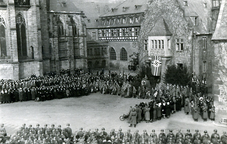 Gedenkfeier für die Bombenopfer in Marburg am Firmaneiplatz, März 1944