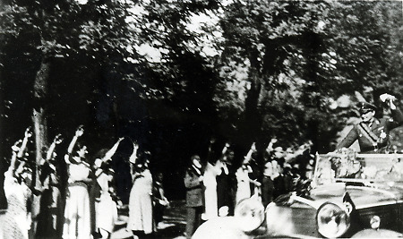 Hermann Göring bei der Fahrt durch Marburg, 8. Juni 1933