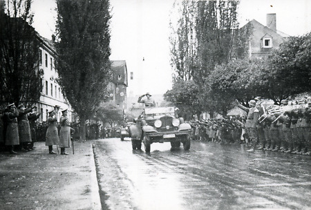 Vorbeimarsch der Beobachtungsabteilung B9 in Marburg, 1939