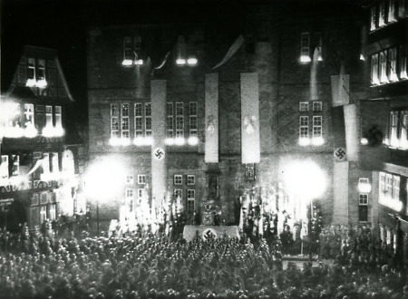 Feierlichkeiten vor dem Rathaus in Marburg, 1. März 1935