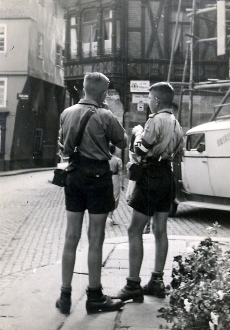 Hitlerjungen auf dem Marktplatz in Marburg, um 1933