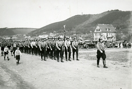 Aufmarsch von Feuerwehrmännern am Afföller in Marburg, um 1938