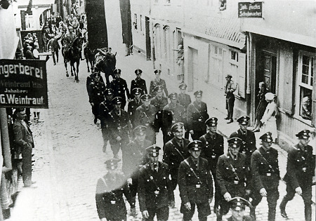 Aufmarsch SS und SA in der Weidenhäuserstraße von Marburg, Juni 1933