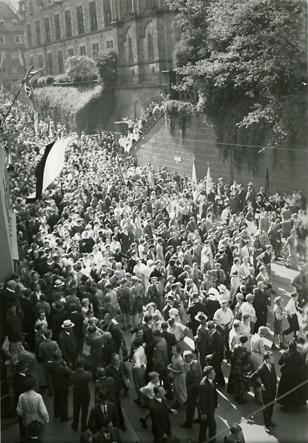 Zuschauer am Rudolfsplatz in Marburg nach der Vorbeifahrt Göring, 8. Juni 1933