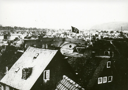 Hakenkreuzflagge auf einem Haus in Marburg, 1930er Jahre