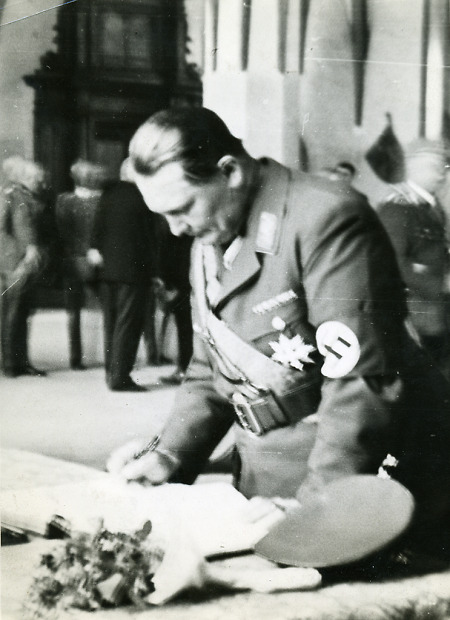 Hermann Göring beim Eintrag in das Goldene Buch der Stadt Marburg, 8. Juni 1933