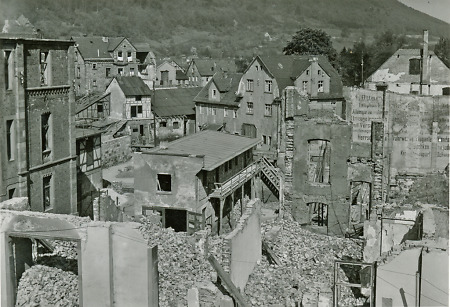 Zerstörte Gebäude in der Bahnhofstraße von Marburg, um 1944