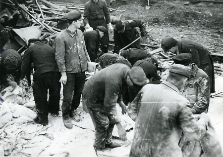 Helfer räumen am zerstörten Marburger Bahnhof auf, Februar 1945