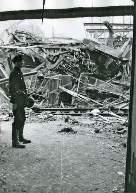 Zerstörte Waggons am Marburger Bahnhof, Februar 1945