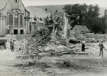 Vor dem Marburger Bahnhof, Februar 1945