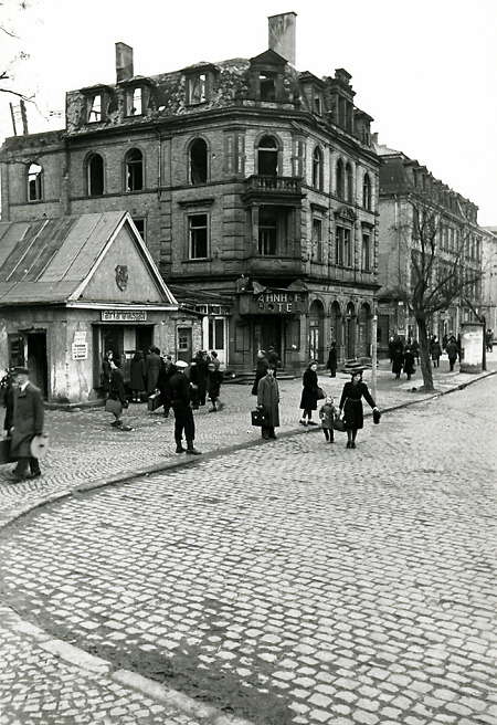 Zerstörte Bahnhofstraße von Marburg, 1945