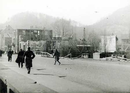 Die Bahnhofstraße in Marburg am Ende des Krieges, 1945