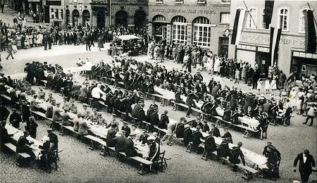 Dämmerschoppen auf dem Marktplatz in Marburg, um 1900