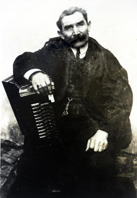 Alter Mann mit Ziehharmonika, um 1900