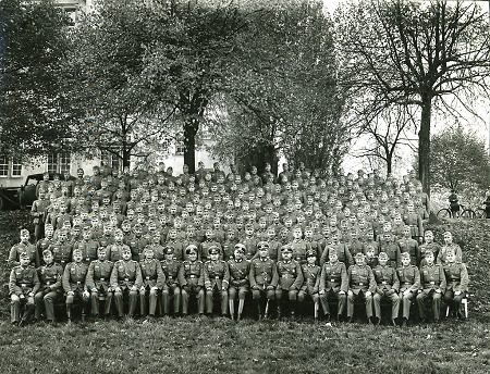 Nachschubkompanie vor der Marburger Jägerkaserne, um 1939