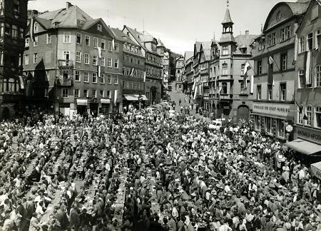 Marktfrühschoppen auf dem Marburger Marktplatz, 1955