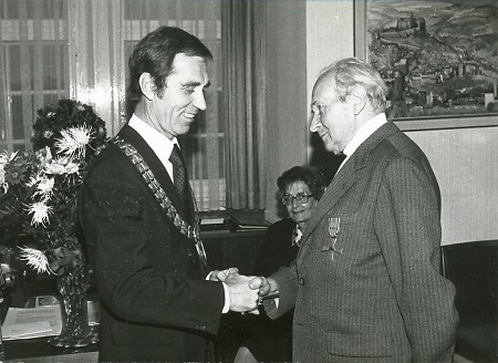 Hermann Bauer erhält das Bundesverdienstkreuz, 1977