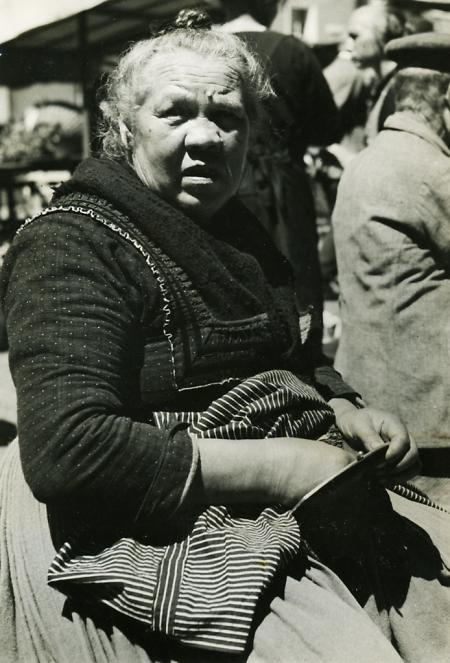 Bauersfrau in Tracht auf dem Marbuger Marktplatz, 1920er Jahre
