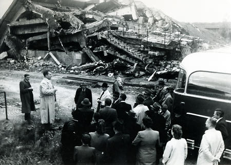 Trümmer der Munitionsfabrik WASAG in Allendorf nach der Sprengung, um 1946