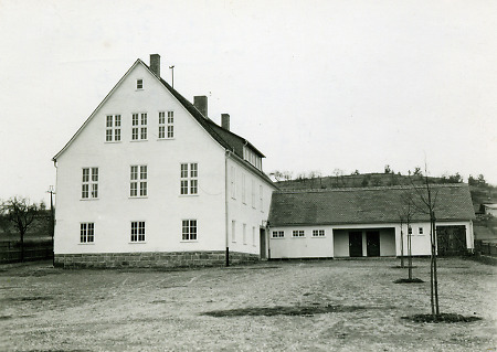 Die neue Schule in Amönau bei der Einweihung, 1952