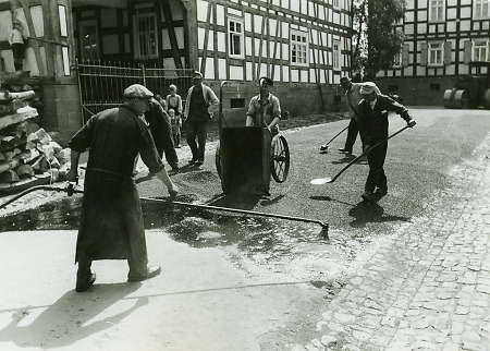Teerung der Dorfstraße in Beltershausen, 1949?