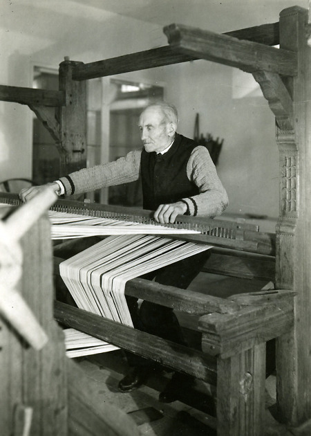 Ebsdorfer Weber bei der Arbeit am Webstuhl, um 1950?