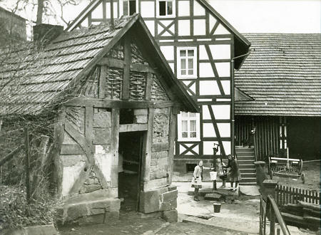 Backhaus und Wasserpumpe in Goßfelden, um 1925